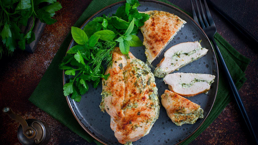 Poitrine de poulet marinée au pesto fleur d’ail & huile d’avocat